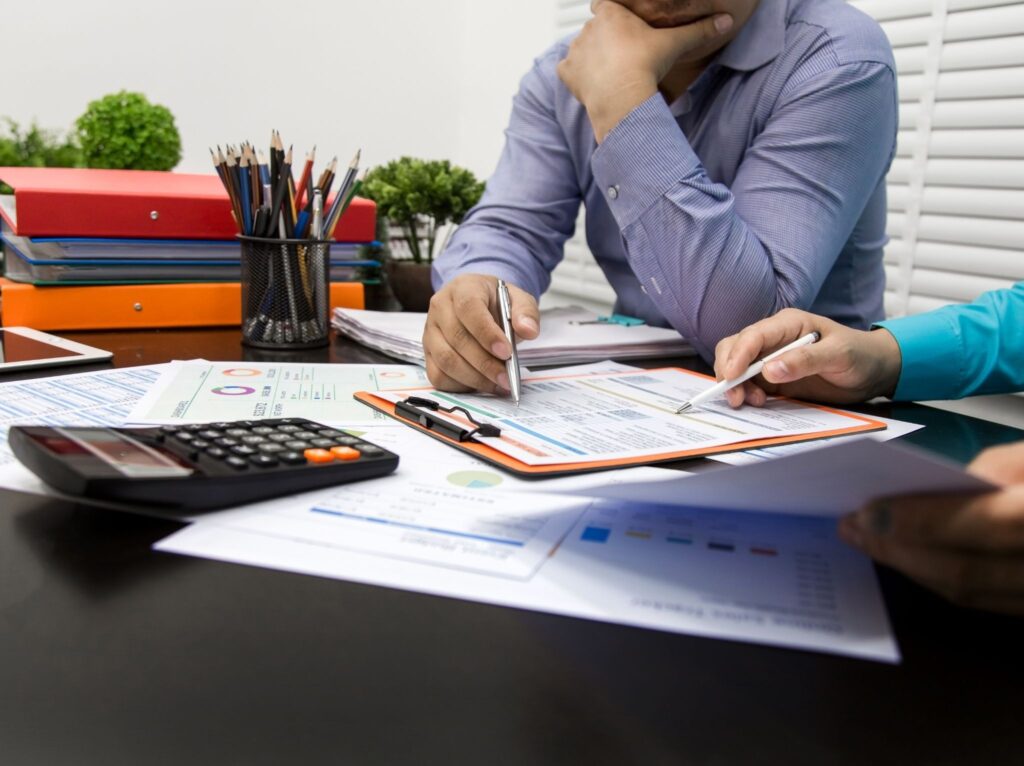 Profesional realizando la gestión administrativa de una empresa.