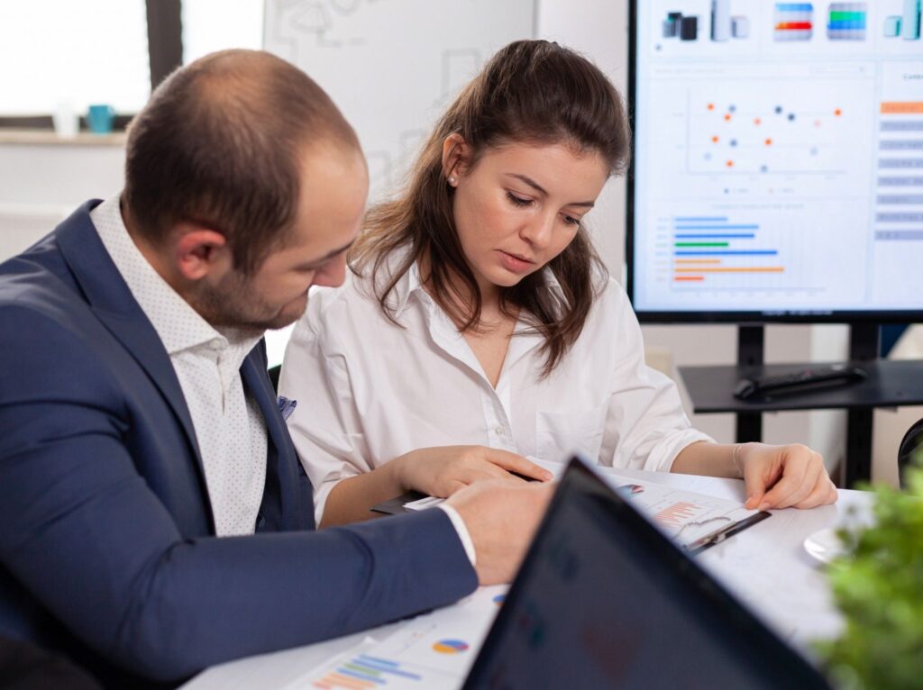 Asesor laboral de GESTORIA SERGI & ASSOCIATS SL reunido con un cliente en La Garriga.